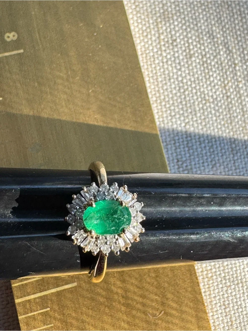 Natural emerald, diamonds and 10K solid yellow gold ring - Picture 8 of 15